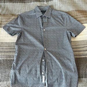 Perry Ellis . Short sleeve button down shirt . Stretch . Size small